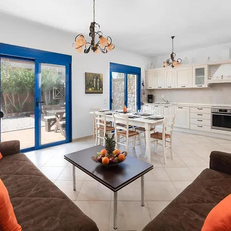 Maripaul Family Lardos